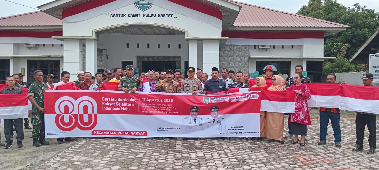 Polsek Pulau Raja Gelar Pembagian Bendera Merah Putih dalam Rangka Memperingati HUT RI ke-80