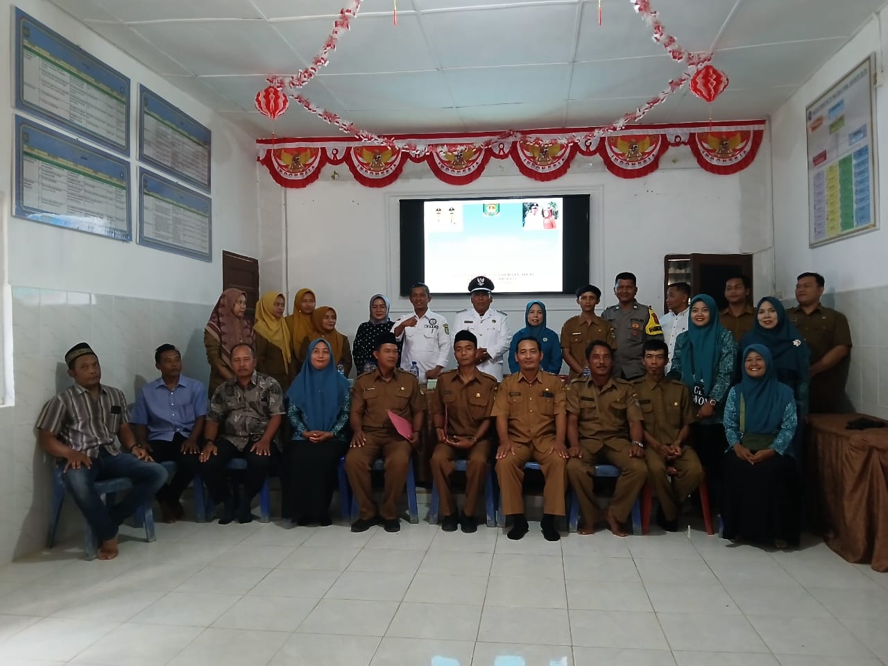 BHABINKAMTIBMAS POLSEK AIR BATU HADIRI PENGANGKATAN DAN PENGAMBILAN SUMPAH PERANGKAT DESA PERKEBUNAN AIR BATU III/IX