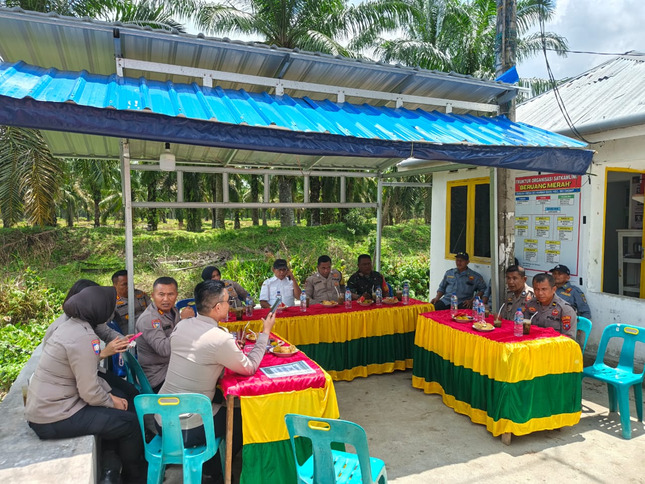 TIM PENILAI SATKAMLING POLDA SUMUT KUNJUNGI POS SATKAMLING “BERUANG MERAH” DI DESA SEI KAMAH BARU