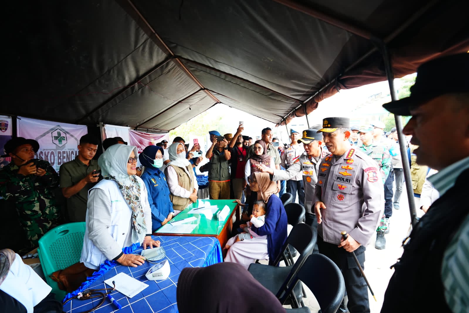 Tinjau Pengungsian di Aceh Tengah, Kapolri Minta Percepatan Perbaikan Akses dan Distribusi Bantuan